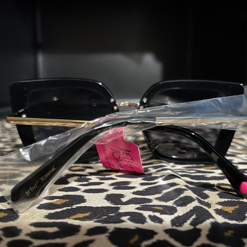 NWT BETSEY JOHNSON Women's Slicker Than Average Cat Eye Sunglasses - Picture 2 of 2